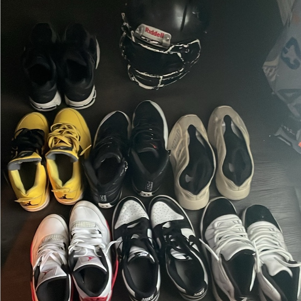 Nike Kids Yellow and Black Sneakers